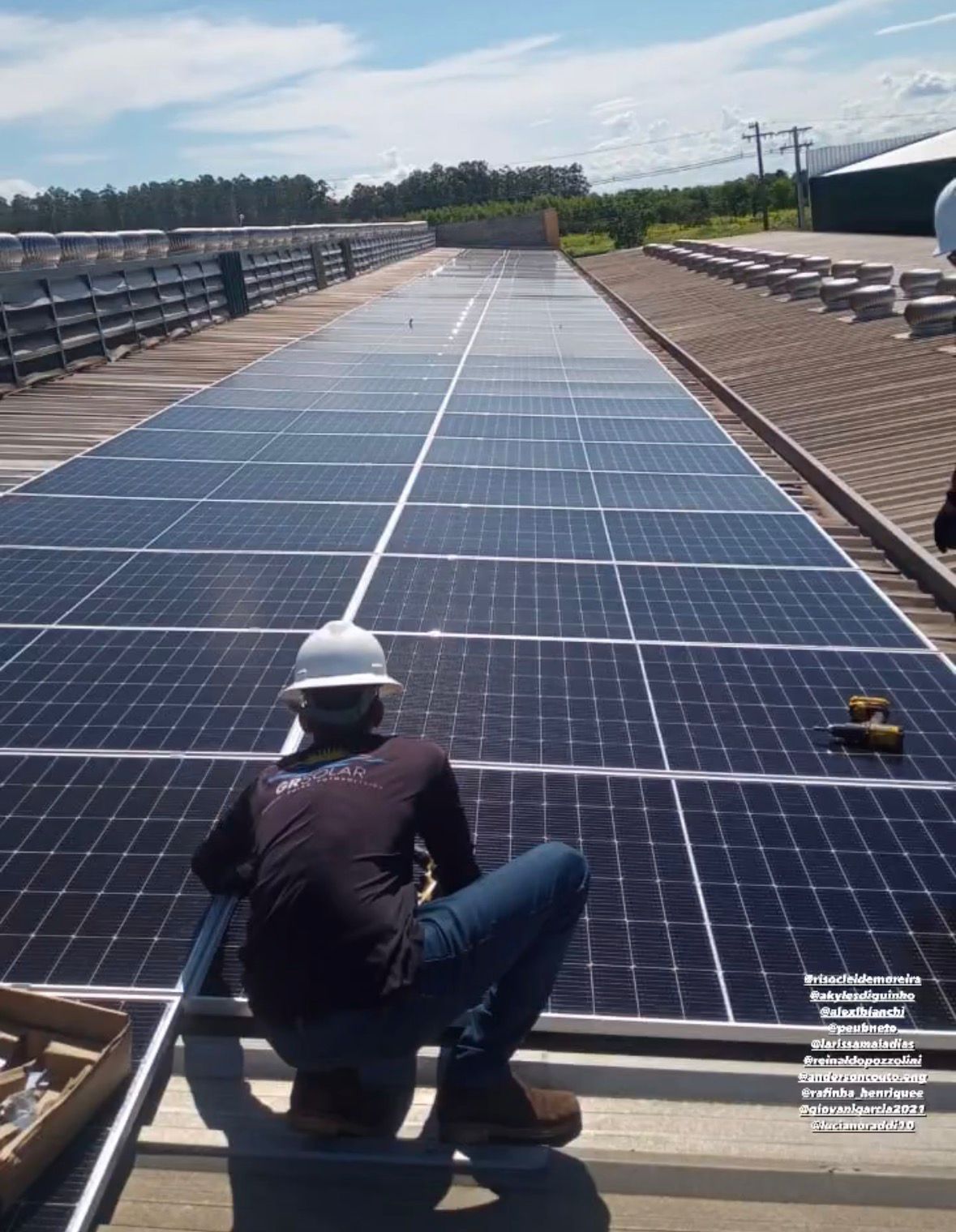 Instalador certificado GR Solar montando sistema fotovoltaico em telhado industrial