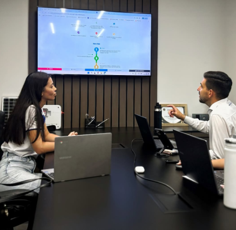 Equipe GR Solar monitorando usinas em tempo real na sala de comando